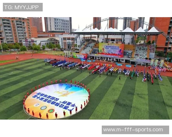 校园足球友谊赛精彩纷呈同学们齐心协力展现青春风采与团队精神